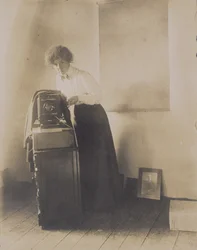 Porträt von Lillian Baynes Griffin mit ihrer Kamera, 1905-10