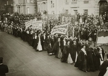 Frauen in akademischer Kleidung bei einer Frauenwahlrechtsparade in New York City, 1910