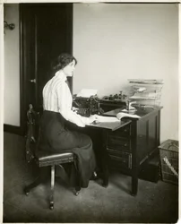 Modell mit Schreibmaschine, ca. 1905-18