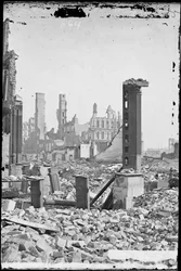 Ansicht von der südwestlichen Ecke der Dearborn und Monroe Streets, mit dem Grand Pacific Hotel im Hintergrund und den Ruinen des Honore Block im Vordergrund nach dem Chicago-Feuer von 1871, ca. 1871