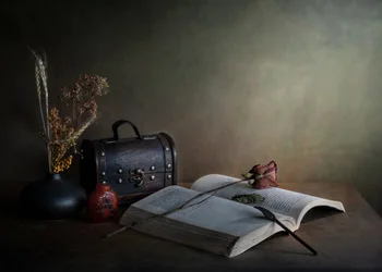 Getrocknete Rose und Buch