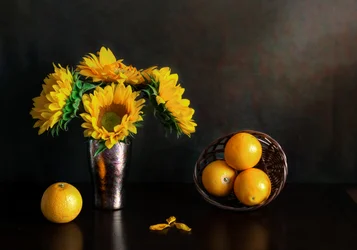 Goldene Sonnenblumen und Orangen