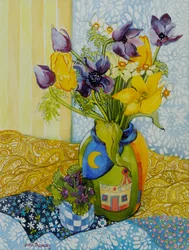 Tulpen und Anemonen mit einem Topf Veilchen