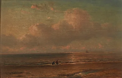 Figuren an der Küste bei Dämmerung