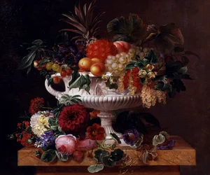 Klassische Urne mit Johannisbeeren, Aprikosen, Haselnüssen und schwarzen Johannisbeeren.