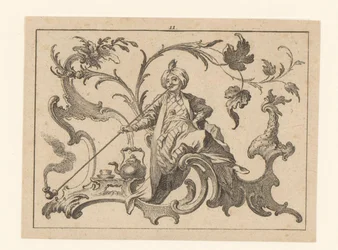 Pfeiferauchender Mann mit Turban, sitzend auf einem Rokoko-Ornament, neben ihm eine Kanne, eine Tasse und eine Untertasse