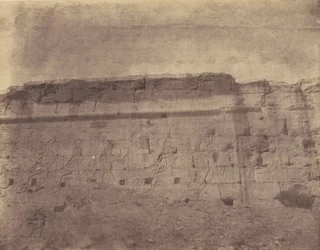 Edfu, Skulpturen und Inschriften der östlichen Fassade der Umfassungsmauer