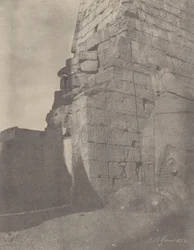 Louqsor. Historische Skulpturen des Pylons, rechte Masse