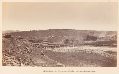 Safed Sang, Blick über den Fluss auf die Sapper-Brücke, um 1878