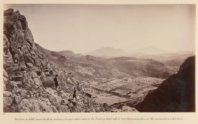 Blick etwas unterhalb der Festung, zeigt Sunga, von dem aus der Feind ein sehr belästigendes Feuer auf die vorrückenden Kolonnen hielt, 1878