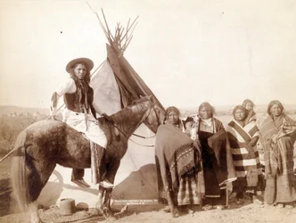 Lakota-Indianerinnen am Tipi, 1891