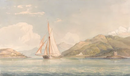 Boot segelt nach links mit Bergen im Hintergrund