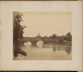 Eine Brücke in Srinaggar über den Jhelum