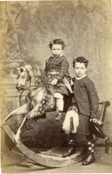 Mädchen auf Schaukelpferd mit Junge im Kilt stehend, 1860er Jahre