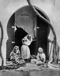 Gruppe maurischer Frauen, Algerien, ca. 1890, Foto von John Lawson Stoddard (1850-1931) Reisender und Konferenzredner, Bildungswerk für Chicago