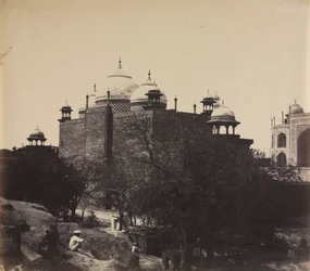 Taj Mahal, Rückansicht des Ruhehauses, mit Figur