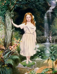 Kleines Mädchen nahe dem Wasserfall