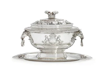 George III Suppenterrine, Deckel, Stand und Einsatz