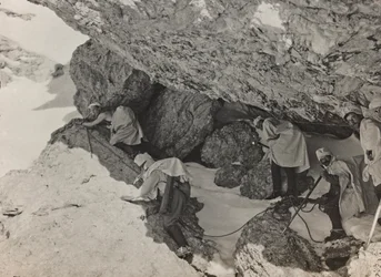 Album "Meine Weltkriegs-Erinnerungen Südwestfront (Kärnten, Italien, Südtirol) 31/03/1915-12/11/1918 - Josef Zohles Wien": Militärbunker in den Bergen (s/w Foto)