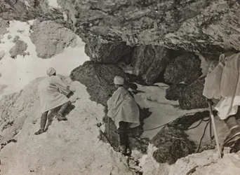 Album "Meine Weltkriegs-Erinnerungen Südwestfront (Kärnten, Italien, Südtirol) 31/03/1915-12/11/1918 - Josef Zohles Wien": Militärbunker in den Bergen (s/w Foto)