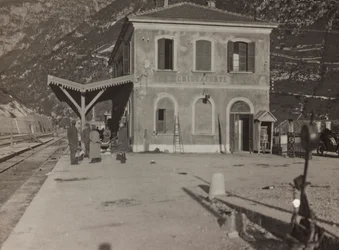 Album "Meine Weltkriegs-Erinnerungen Südwestfront (Kärnten, Italien, Südtirol) 31/03/1915-12/11/1918 - Josef Zohles Wien": Bahnhof von Chiusaforte (s/w Foto)