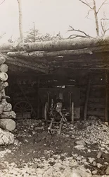 Album "Meine weltkriegs - Erinnerungen Südwestfront (Kärnten, Italien, Südtirol) 31/03/1915-12/11/1918 - Josef Zohles Wien": Baracke mit Kanone