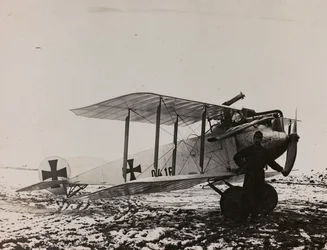 Album "Meine weltkriegs - Erinnerungen Südwestfront (Kärnten, Italien, Südtirol) 31/03/1915-12/11/1918 - Josef Zohles Wien": Österreichisches Flugzeug