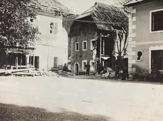 Album "Meine Weltkriegs-Erinnerungen Südwestfront (Kärnten, Italien, Südtirol) 31/03/1915-12/11/1918 - Josef Zohles Wien": Platz mit Trümmern (s/w Foto)