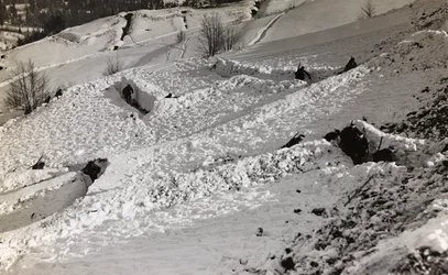 Album "Meine Weltkriegs-Erinnerungen Südwestfront (Kärnten, Italien, Südtirol) 31.03.1915-12.11.1918 - Josef Zohles Wien": Schützengräben im Schnee (s/w Foto)