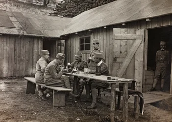 Album "Meine Weltkriegs-Erinnerungen Südwestfront (Kärnten, Italien, Südtirol) 31.03.1915-12.11.1918 - Josef Zohles Wien": Soldaten während einer Pause (s/w Foto)