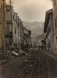 Album "Meine Weltkriegs-Erinnerungen Südwestfront (Kärnten, Italien, Südtirol) 31.03.1915-12.11.1918 - Josef Zohles Wien": Trümmer in Pontebba (s/w Foto)