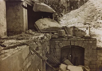 Album "Meine Weltkriegs-Erinnerungen Südwestfront (Kärnten, Italien, Südtirol) 31.03.1915-12.11.1918 - Josef Zohles Wien": Trümmer einer Fabrik
