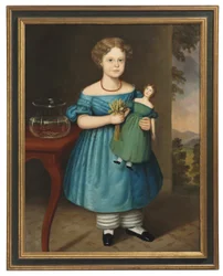 Porträt von Amy Philpot in einem blauen Kleid mit Puppe und Goldfisch