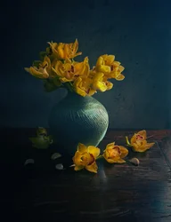 Goldenes Orchideen-Stillleben