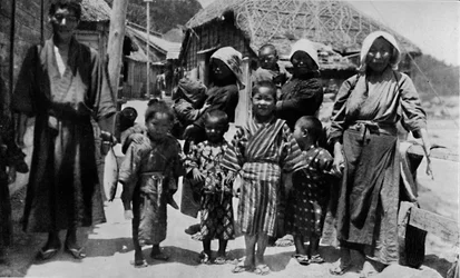Große Familie junger Fischer in Nabuto, mit neun Kindern, um 1900, 1921