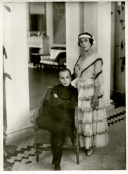 Mathilde Kschessinska 1872-1971 mit ihrem Sohn Vladimir, 1916