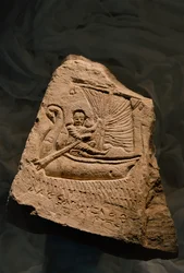 Kalkstein-Grabstele, die den Verstorbenen, einen jungen Jungen, zeigt, der in einem Boot liegt, Römische Periode