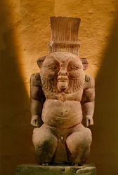 Kalksteinstatue des Gottes Bes, Spätzeit, 2002 (Foto)