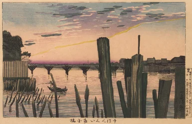 Pfähle am Wellenbrecher und Ryōgoku-Brücke