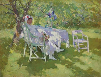 Eine weiß gekleidete Dame sitzt in einem Garten