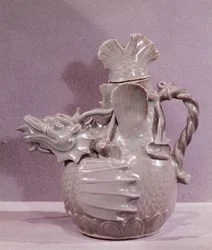 Koreanische Kunst: Keramikaquamarin in Form eines Wasserdrachens. Koryo-Periode