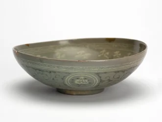 Schale mit Kranichen und Wolken, ca. 1150-1200 (celadonglasiertes Steinzeug)