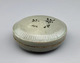Bedeckter Kasten mit eingelegtem Chrysanthemen-Design, Mitte des 12. Jahrhunderts