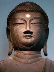 Eiserner Buddha-Kopf aus der Goryeo-Zeit des 10. Jahrhunderts, aus dem Kloster von Hasachang-dong, Hanam, Gyeonggi-do, Korea. Nationalmuseum Seoul, Republik Korea, 2006.