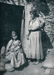 Kabylische Frauen an der Tür ihrer Behausung nahe der Mittelmeerküste, Algerien, 1912