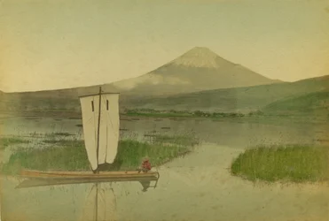 Japan: Berg Fuji-Yama (Fuji Yama) mit einem Segelboot im Vordergrund auf dem Hokome-See