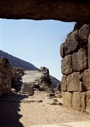 Ansicht der Allee vom Löwentor: Stätte der antiken Stadt Mykene, im Peloponnes (1500-1100 v. Chr.)