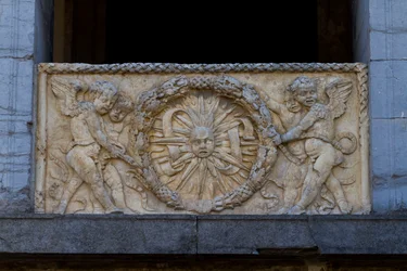 Balustradenplatte mit Strahlensonne in Girlande, Basrelief an der Fassade der Kirche San Sebastiano