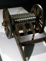 Kanone mit 33 rotierenden Rohren, Modell nach der Zeichnung von Leonardo da Vinci. Museum für Wissenschaft und Technik, Mailand.