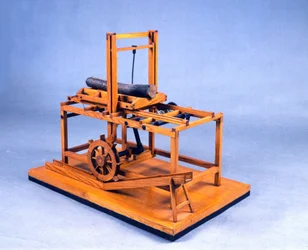 Hölzernes Modell einer durch Zahnräder und Wasser angetriebenen hydraulischen Säge. Angefertigt nach einer Zeichnung von Leonardo da Vinci (1452-1519). Museo nazionale della scienza e della tecnologia, Mailand.